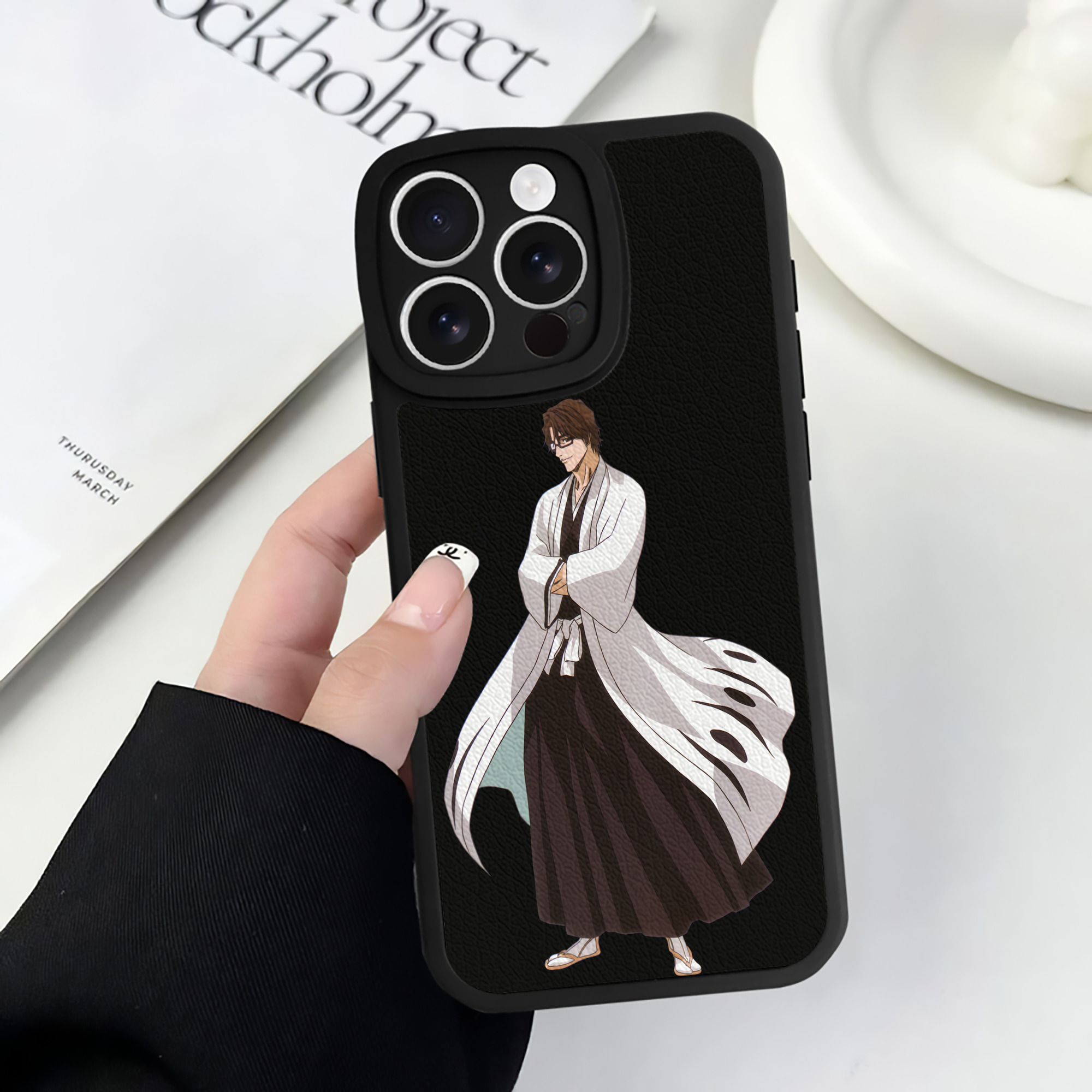 （画像用） ブリーチ 藍染 惣右介（あいぜん そうすけ） BLEACH Aizen Sousuke 【iPhone 16シリーズ対応】シリコンスマホケース（レザー調） 材質：シリコン